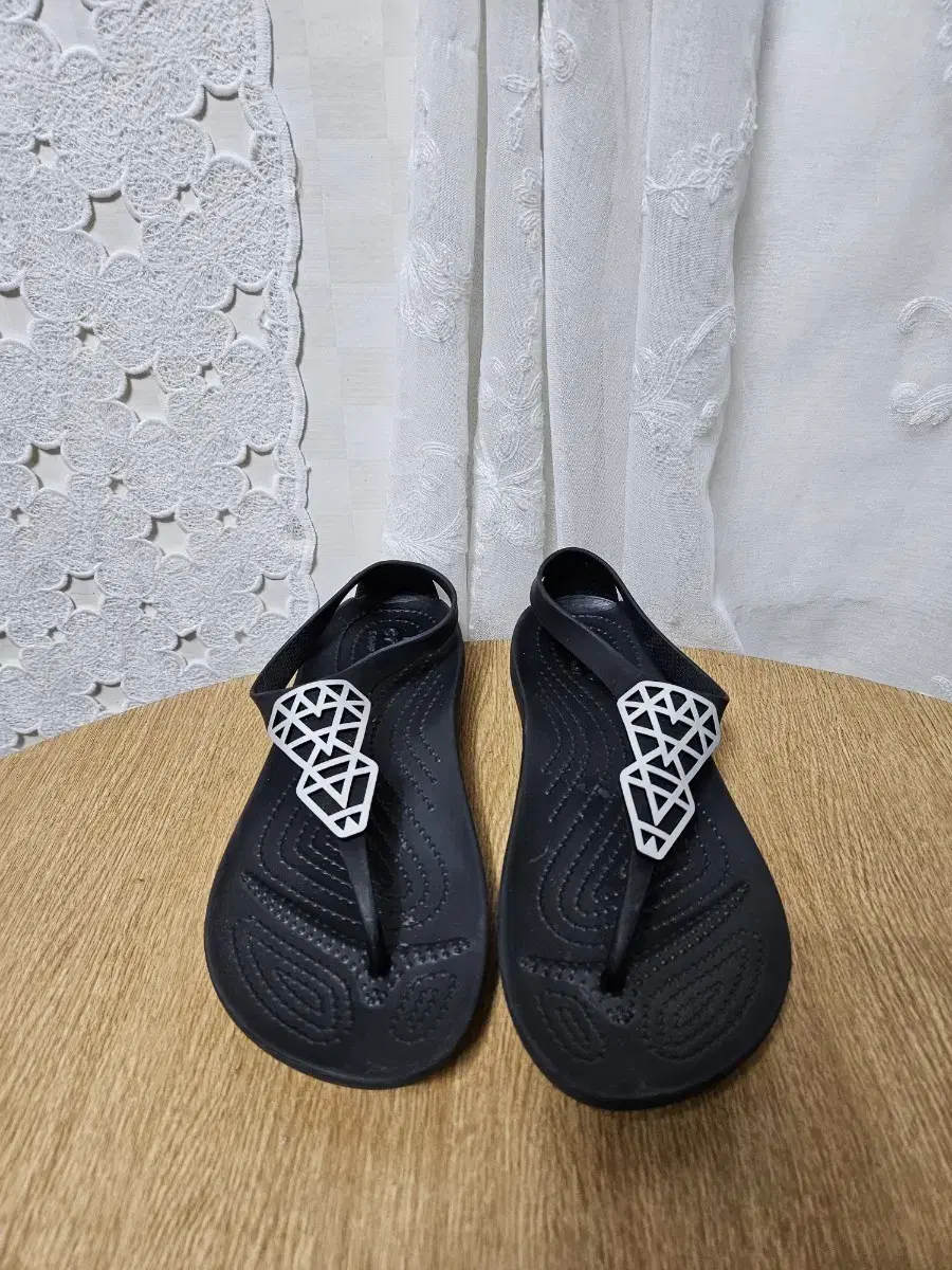 MATIN KIM | 마뗑킴 Matin Kim Thong Sandals 240 Black on